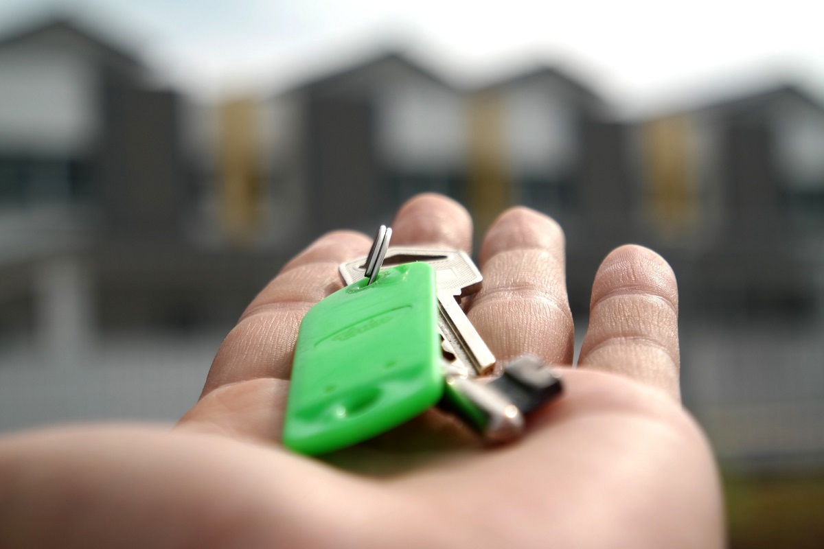 The Best Roof Over Your Head: Renting a House vs. an Apartment