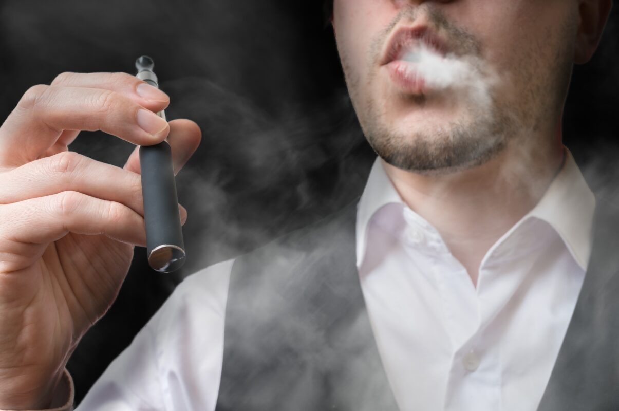If you're just getting started with vaping, you may wonder how to go about choosing the best vape pen starter kit. Learn everything you need to know here.